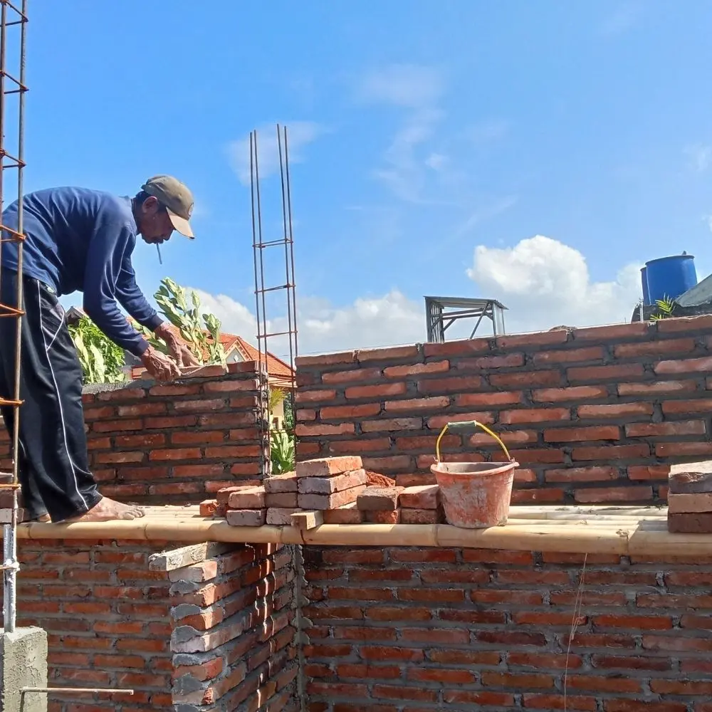 Tehli̇keli̇ Ve Çok Tehli̇keli̇ İşlerde Çalişanlara Yöneli̇k Duvarci Eği̇ti̇mi̇ ve Sektörel Yeterlilik