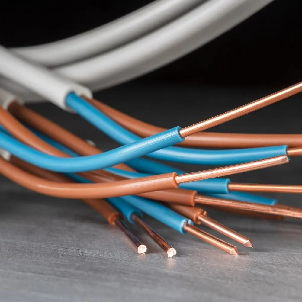 Tehli̇keli̇ Ve Çok Tehli̇keli̇ İşlerde Elektri̇k Kablo Çeki̇mi̇ Eği̇ti̇mi̇ ve Profesyonel Gelişim